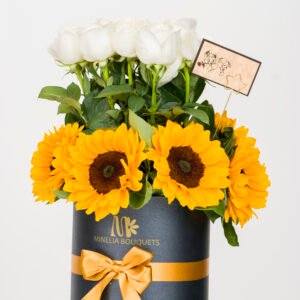 Arreglo “Luz del Alma” – Girasoles y Rosas Blancas Modelo: MB.01