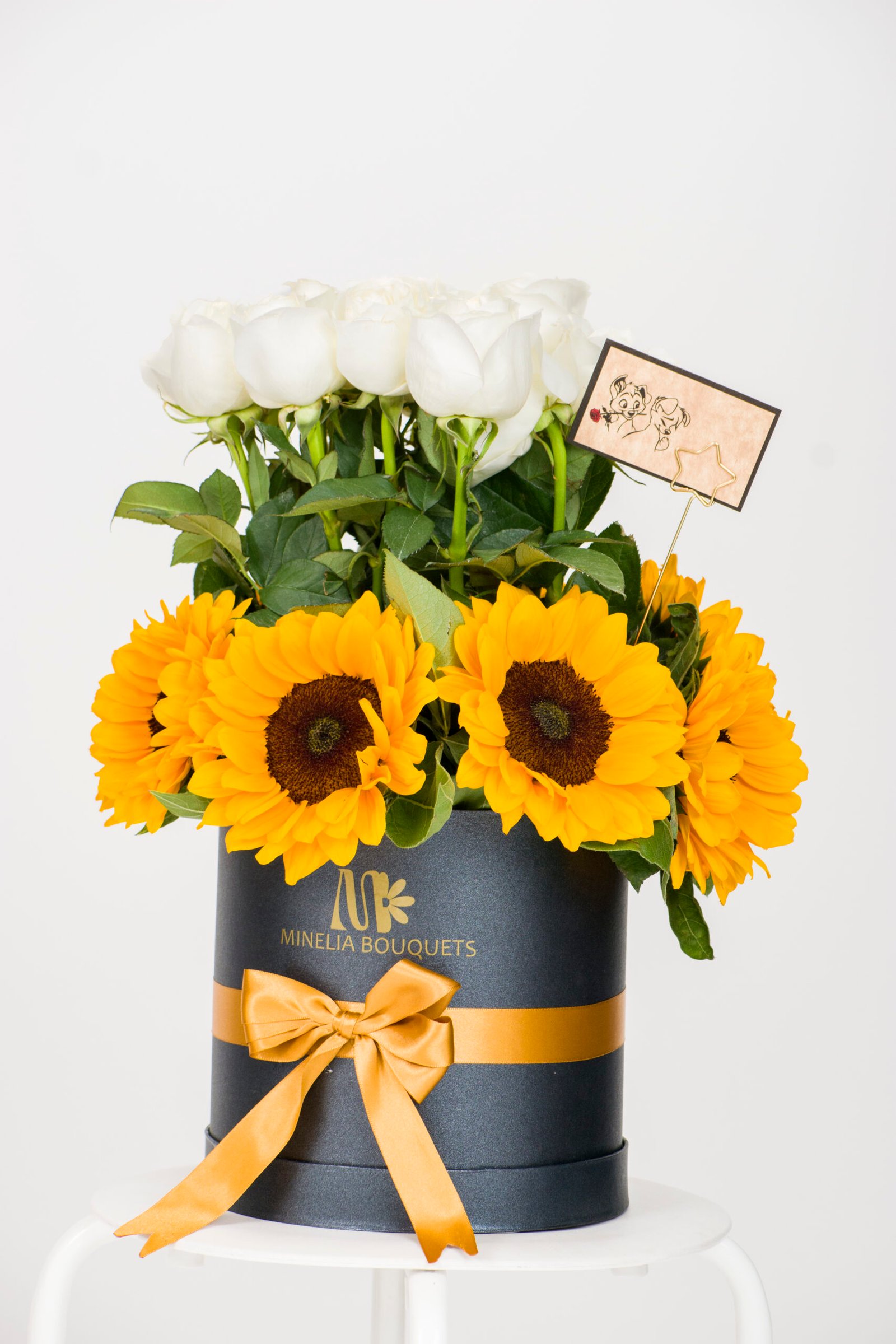 Arreglo “Luz del Alma” – Girasoles y Rosas Blancas Modelo: MB.01